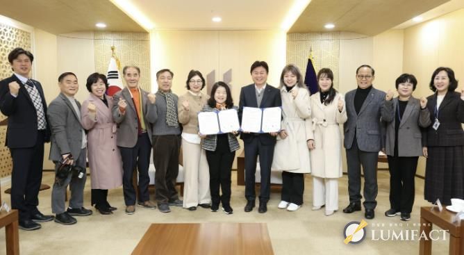 협약식 관계자들이 협약 체결 단체 기념사진을 찍고 있다.