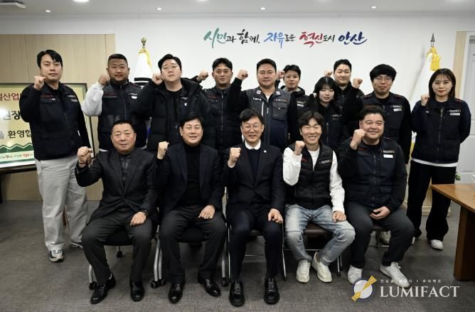 이민근 안산시장(앞줄 가운데)이 5일 한국노총 지역노동계와의 간담회가 끝나고 기념촬영을 하고있다.