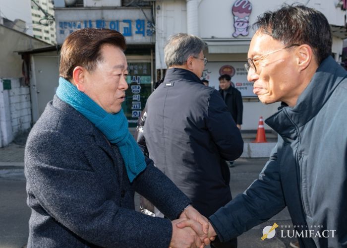 박승원 광명시장(사진 왼쪽)이 개웅교 재가설 공사에 대한 시민 안전 보완 대책을 마련해줄 것을 요청하고자 6일 오후 개웅교 재가설 공사 현장에서 이승환 한강유역환경청장(사진 오른쪽)을 만나 인사를 나누고 있다.