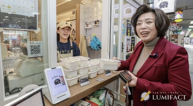 과천시 전통시장 골목형 상점가 현장 점검(사진 오른쪽 신계용 과천시장)