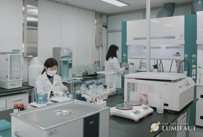 성남식품연구개발지원센터 소속 연구원들이 식품분석을 하고 있다