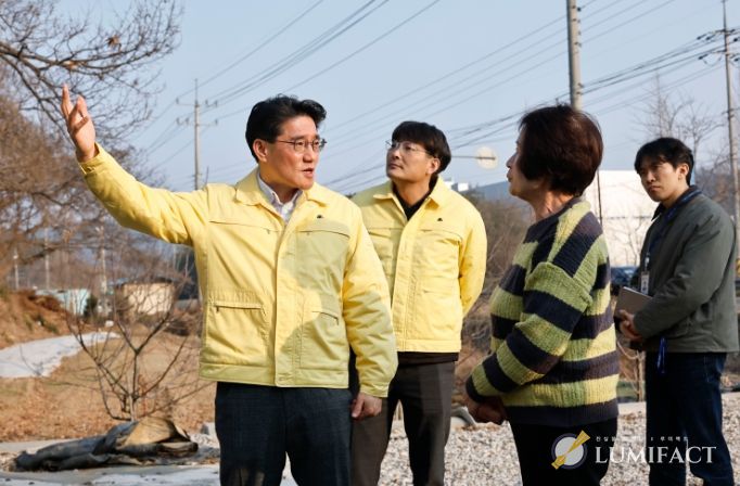 윤성진 제1부시장이 주민 의견을 청취하며 재난 취약요인을 점검하고 있다