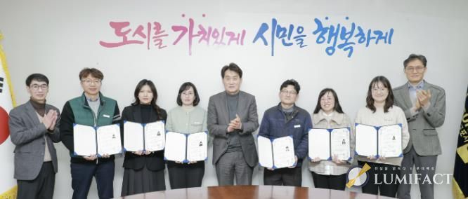 자격증을 취득한 직원들