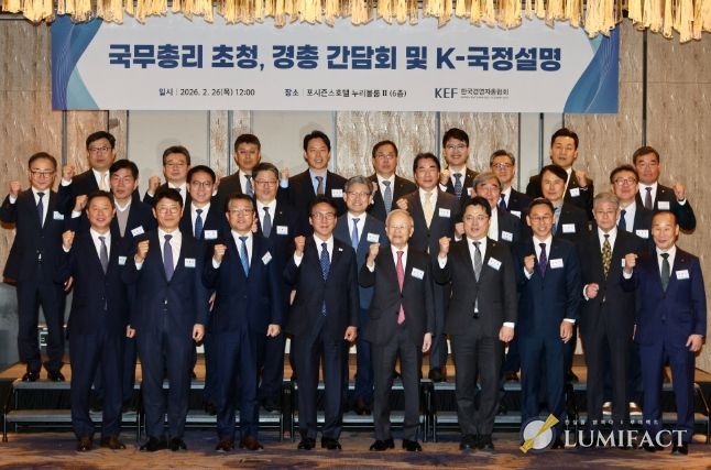 김민석 국무총리가 26일 종로구 포시즌스 호텔에서 열린 한국경영자총협회 오찬 간담회 및 K-국정설명회에서 강연을 하고 있다.