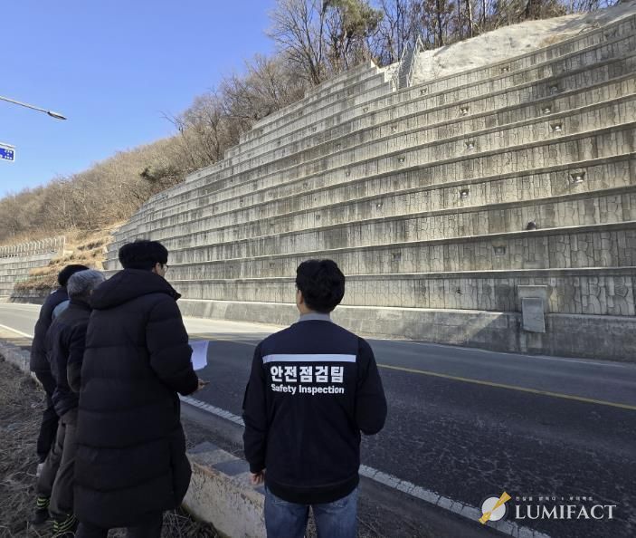 25일 관계 공무원과 민간 전문가가 합동으로 상록구 팔곡일동 산64-8번지 일원에서 옹벽에 대한 해빙기 안전점검을 진행하고 있다.