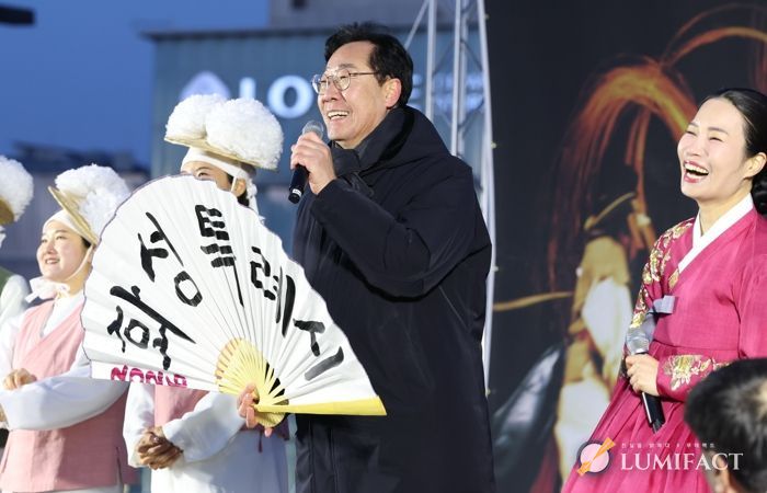 정명근 화성특례시장이 한 해 풍요를 기원하고 있다