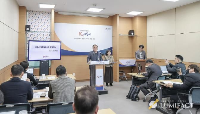 10일 시청 브리핑룸에서 심윤식 복지국장이 '시흥형 통합 돌봄' 추진 계획을 설명하고 있다