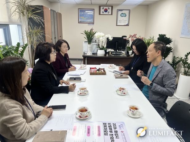 화성특례시 효행구보건소와 화성시한의사회 관계자들이 한의약 건강증진사업 활성화를 위한 간담회를 진행하고 있다.