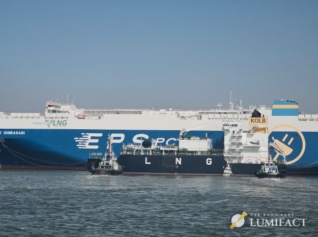 LNG 급유를 위해 정박 중인 급유선