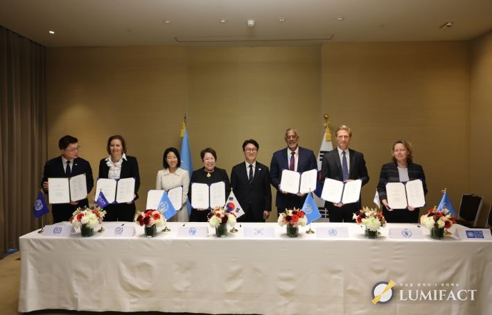 스위스를 방문 중인 김민석 국무총리가 17일 스위스 제네바 인터콘티넨탈호텔에서 열린 글로벌 AI 허브 협력의향서 서명식에 임석하고 있다.