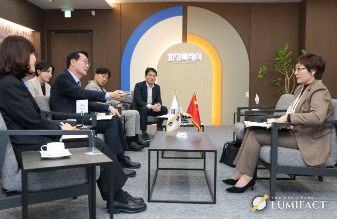 정명근 화성특례시장이 샤오간시 대표단과 공식 면담을 진행하며 교류 협력 방안을 논의하고 있다