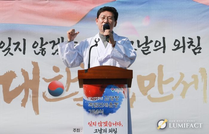 이상일 용인특례시장이 21일 용인중앙시장에서 '107주년 김량장 독립만세운동 기념행사'에 참석해 축사하고 있다