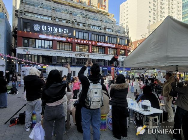 시민들이 인플루언서 크림서현과 랜덤댄스 챌린지 참여자들의 공연을 관람하고 있다.