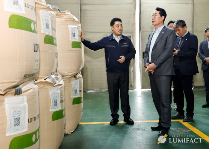 정명근 화성특례시장이 25일 관내 보온재 제조업체를 방문해 원재료 수급상황을 점검하고 있다.