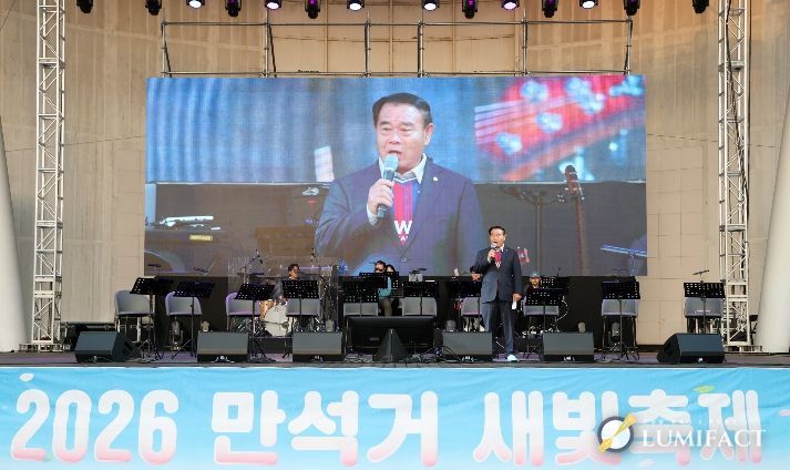 이재식 수원특례시의회 의장이 4일 만석공원에서 열린 ‘2026 만석거 새빛축제’ 개막식에 참석해 인사말을 하고 있다.