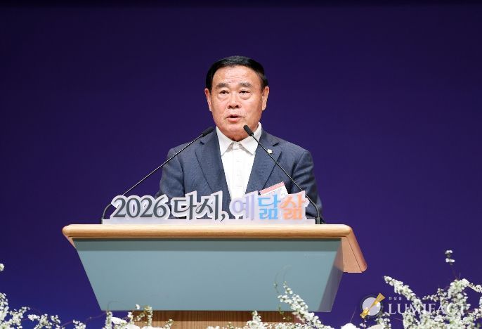 이재식 수원특례시의회 의장이 5일 중앙침례교회에서 열린 ‘2026 수원 부활절 대축제’ 연합예배에서 인사말을 하고 있다.