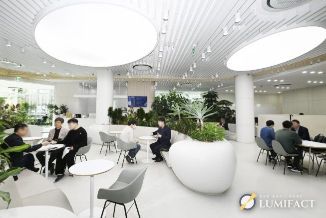 새빛민원실 베테랑팀장은 민원 서비스 혁신의 본보기가 됐다. 새빛민원실에서 민원인과 상담하는 베테랑팀장.