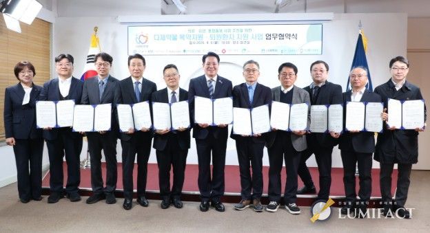 6일 오전 10시 시청 접견실에서 열린 다제 약물 복약 지원 퇴원 환자 지역 사회 연계 사업 업무 협약식에서 최대호 안양시장과 참석자들이 기념 사진을 찍고 있다