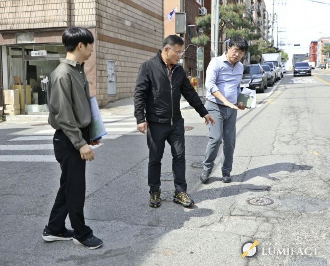 황규돈 수원팔달구청장, '시민의 민원함' 현장 점검...노후 도로 재포장 추진