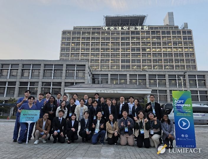 프로그램 참가자들이 아주대학교에서 기념 촬영을 하고 있다.