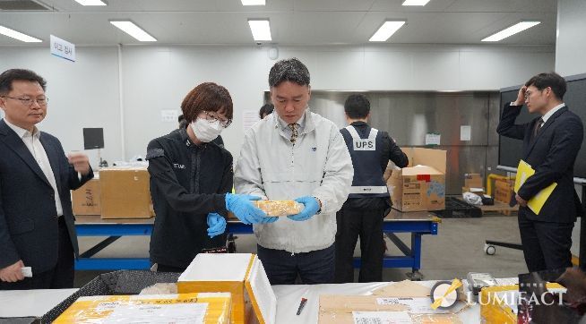 이종욱 관세청 차장(왼쪽 세번째)이 16일 인천공항세관 특송물류센터를 방문하여 통관 단계에서의 마약류 단속 프로세스를 점검하고 있다